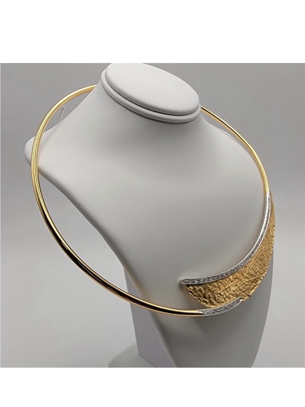 18k Gold Textured Crescent Collar Necklace with 0.20ct Diamonds - Picture 2 of 11